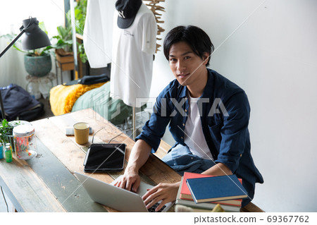 Teleworking designer 69367762