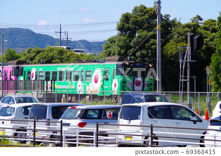 米子喜太郎(Yonago Kitaro)特快塗漆的火車,在機場前快速行駛...鳥取縣境港市(晴天) 米子喜太郎(Yonago Kitaro)特快塗漆的火車,在機場前快速行駛...鳥取縣境港市(晴天) 69368415