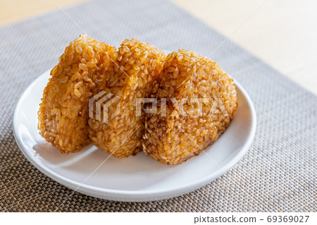 Grilled rice balls (3) Grilled rice balls (3) 69369027