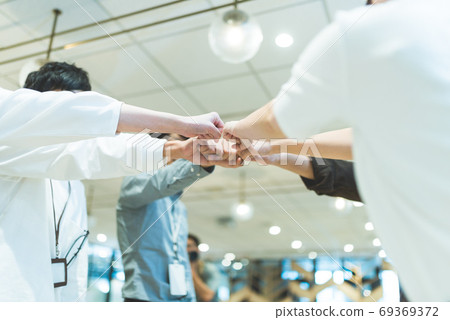 Gather in a shared office 69369372