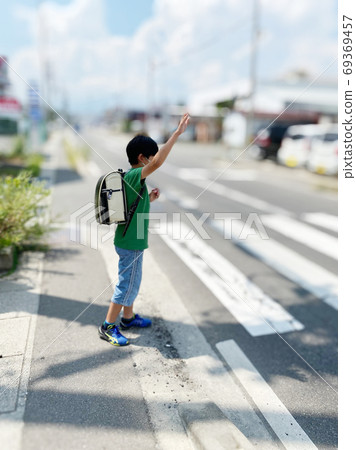 小學生舉手，過人行橫道 69369457
