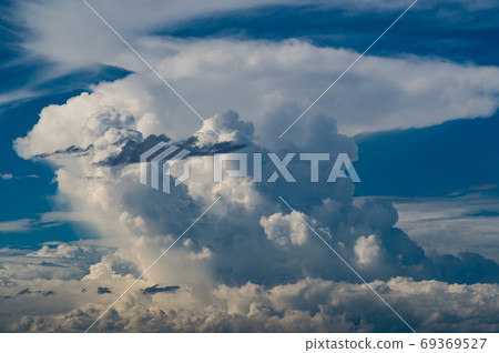 從夏末到秋初在天空中升起的雲層b-3高對比度 69369527
