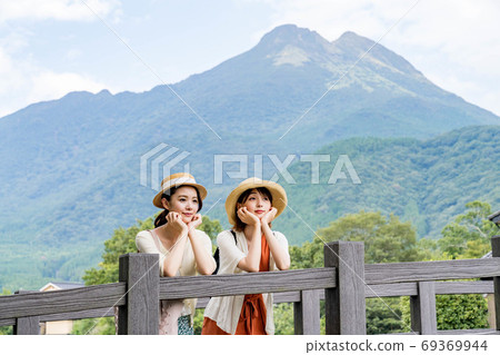 年輕女子和朋友在一次女友之旅中，在由布山的背景下看風景[9月] 69369944