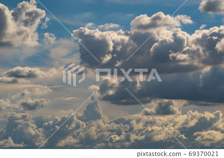 Summer sky A number of cumulonimbus clouds that spring up in the blue sky in late summer e-2 Summer sky A number of cumulonimbus clouds that spring up in the blue sky in late summer e-2 69370021