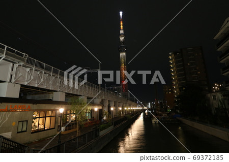 東京天空樹在夜間照明 69372185