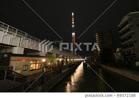 東京天空樹在夜間照明 東京天空樹在夜間照明 69372186