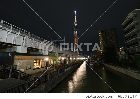 東京天空樹在夜間照明 69372187