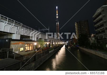 東京天空樹在夜間照明 東京天空樹在夜間照明 69372188