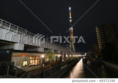 東京天空樹在夜間照明 69372190