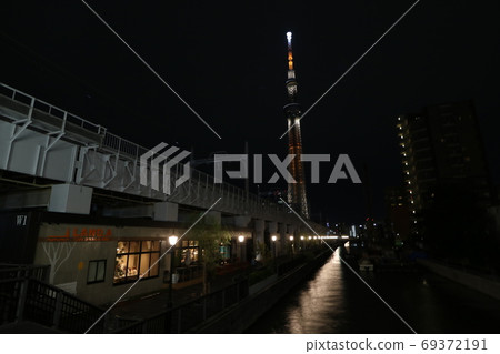 東京天空樹在夜間照明 69372191