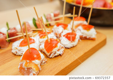 Homemade dinner party 69372357