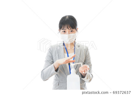 使用酒精消毒劑的年輕商人 69372637