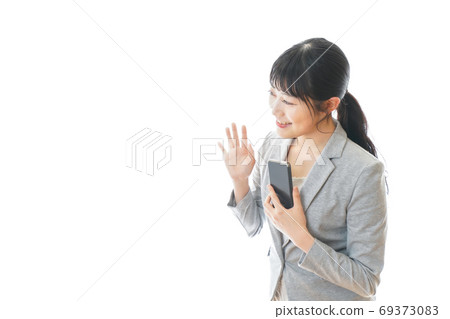 使用智能手機應用程序的微笑業務女人 69373083