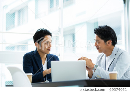 Male office worker having a meeting 69374051