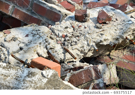 Bricks and construction waste from demolished buildings 69375517