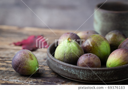 Fresh ripe figs Fresh ripe figs 69376183