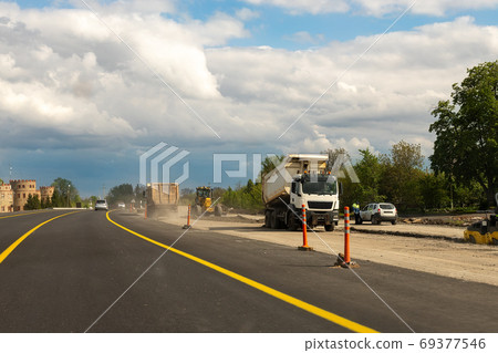 Many heavy heavy industrial road construction Many heavy heavy industrial road construction 69377546