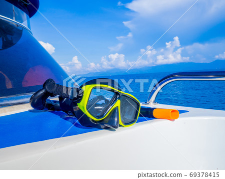 Snorkel on speed boat with blue sky background, Enjoy snorkeling Tour on your holidays Snorkel on speed boat with blue sky background, Enjoy snorkeling Tour on your holidays 69378415