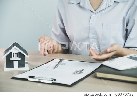 The real estate agent explains the business contract 69379752