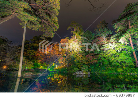 Kenrokuen Garden in autumn, illuminated by snow hanging [Ishikawa Prefecture] 69379997