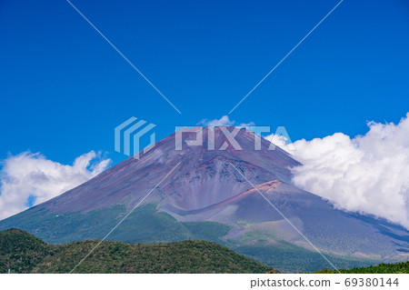 (Shizuoka Prefecture) Mt. Fuji in autumn seen from Suyama 69380144
