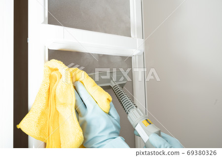 Cleaning the bath door with a steam cleaner Cleaning the bath door with a steam cleaner 69380326