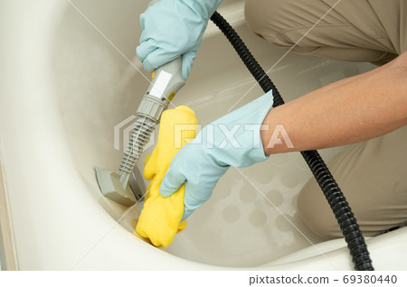 Bathtub cleaning with steam cleaner Bathtub cleaning with steam cleaner 69380440