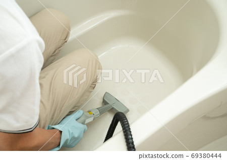 Bathtub cleaning with steam cleaner Bathtub cleaning with steam cleaner 69380444