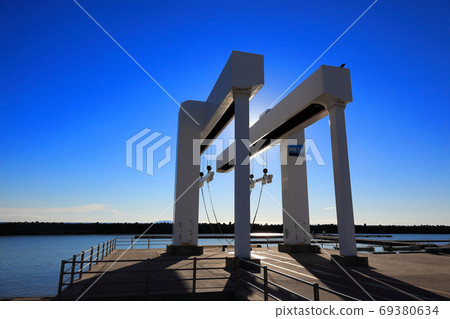 東垣濱夏天的天空和遊艇起重機 東垣濱夏天的天空和遊艇起重機 69380634