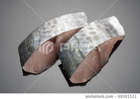 新鮮沙瓦拉魚片，兩片新鮮食物 69381511