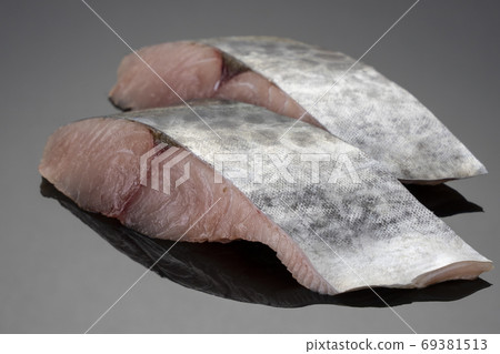 新鮮沙瓦拉魚片,兩片新鮮食物 新鮮沙瓦拉魚片,兩片新鮮食物 69381513