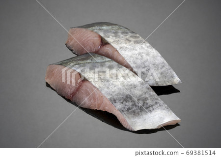 新鮮沙瓦拉魚片,兩片新鮮食物 新鮮沙瓦拉魚片,兩片新鮮食物 69381514