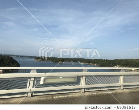 從車窗看到的伊勢志摩海 從車窗看到的伊勢志摩海 69381612