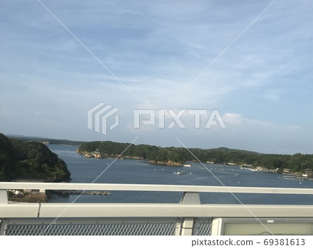 從橋頂看的伊勢志摩美麗的大海 從橋頂看的伊勢志摩美麗的大海 69381613