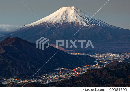 從高川山看黎明時分的富士山 從高川山看黎明時分的富士山 69381793