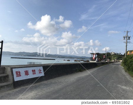 Embankments and roads along the sea at Goza Shirahama in fine weather 69381802