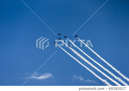 Jet formation flight 69382027