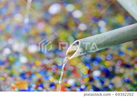 岡田蜂玉水和初秋的花朵 岡田蜂玉水和初秋的花朵 69382202