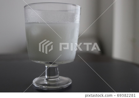 灰色沙發和白色蘇打水 69382281