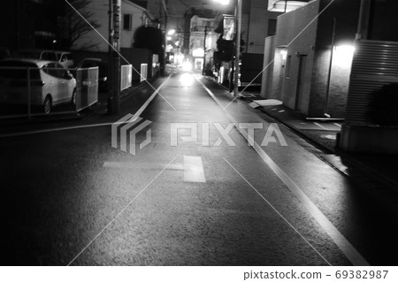 雨後的夜晚瀝青路面 69382987