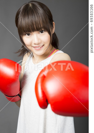 A woman who makes boxing A woman who makes boxing 69383166