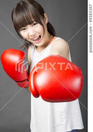 A woman who makes boxing A woman who makes boxing 69383167