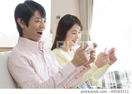 看智能手機的夫婦 看智能手機的夫婦 69383511