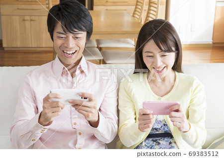 看智能手機的夫婦 看智能手機的夫婦 69383512
