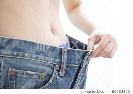 一位瘦小的女士 69383800