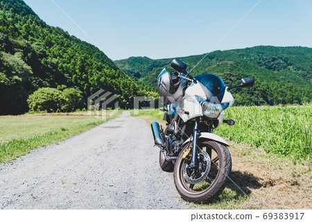 從夏季到初秋的自行車旅行在充滿綠色a-5啞光色調的佐藤山直行 69383917