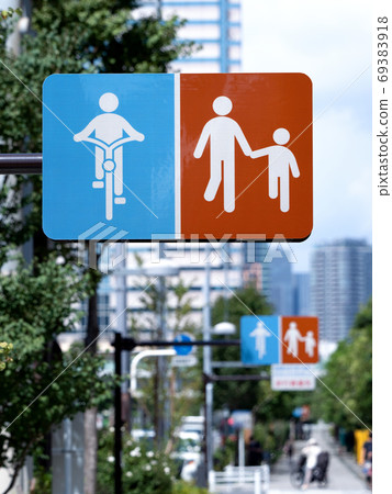 東京人行道車道標誌 69383918