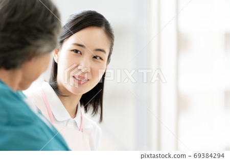 照顧婦女和老年婦女 69384294