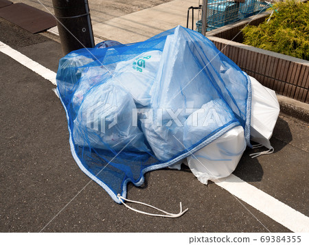 Garbage dumpster 69384355