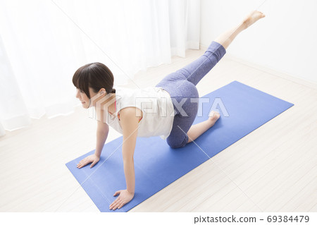 Women who do yoga Women who do yoga 69384479